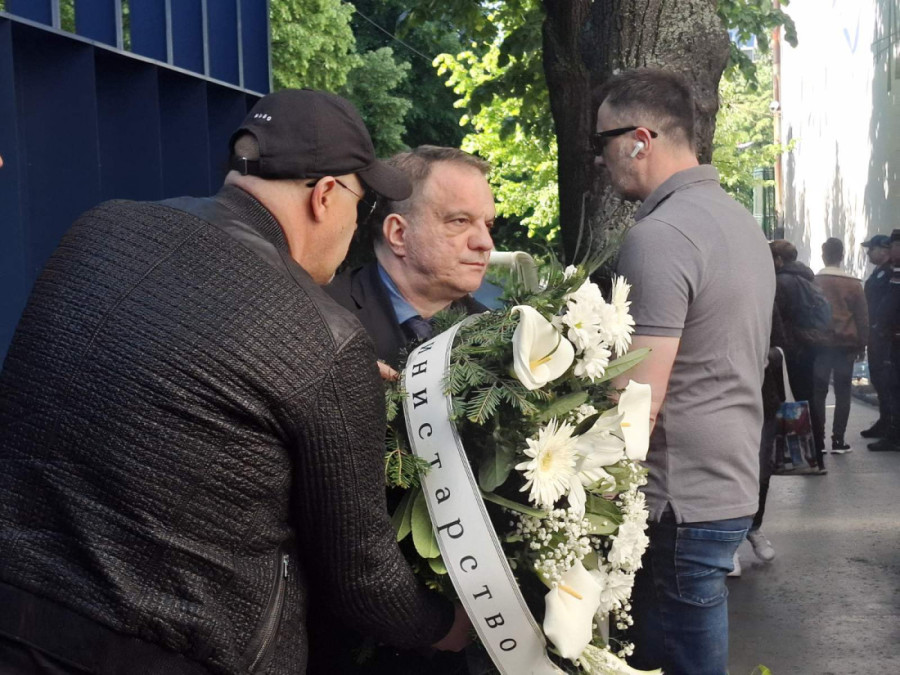 Godišnjica zločina u OŠ "Vladislav Ribnikar": Građani odaju poštu, drugari ostavili potresne poruke i cveće (FOTO/VIDEO)