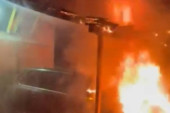 Blokaderi pale automobile u Magliću! Buše gume i napadaju građane! (VIDEO)