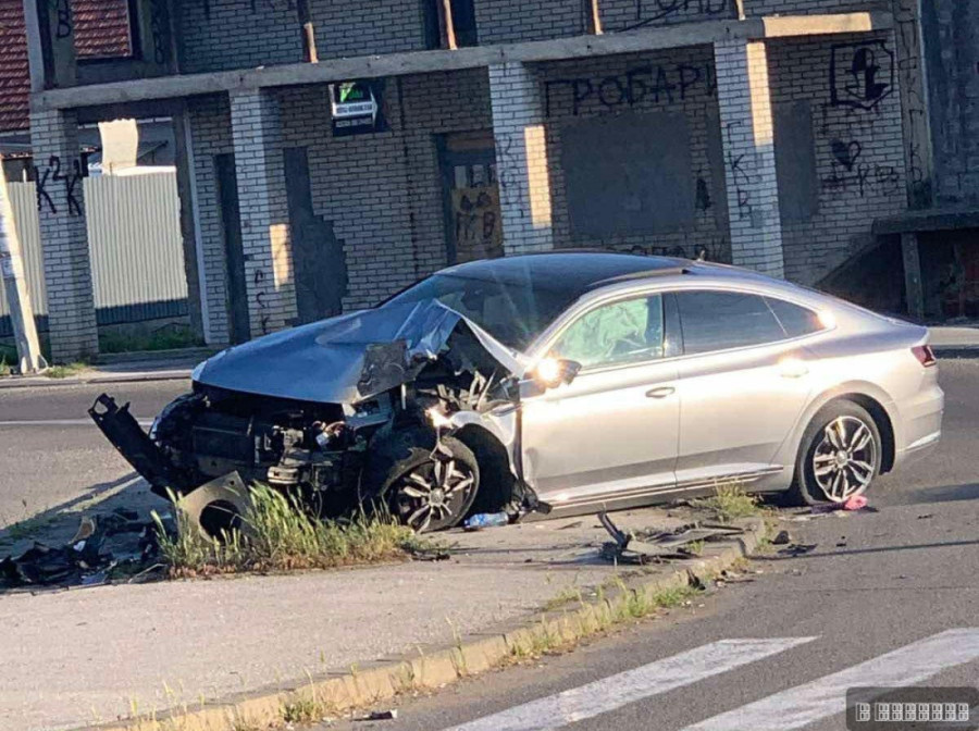 Težak udes u Kraljevu, luks autom se zakucao u stub! (FOTO)