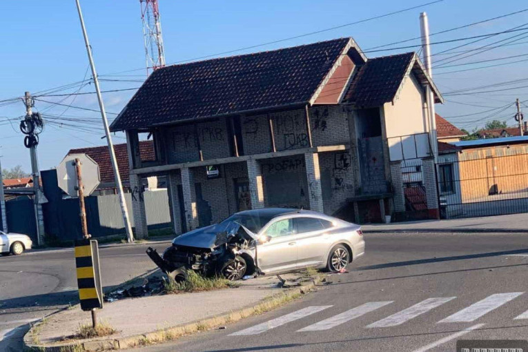Težak udes u Kraljevu, luks autom se zakucao u stub! (FOTO)