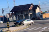 Težak udes u Kraljevu, luks autom se zakucao u stub! (FOTO)
