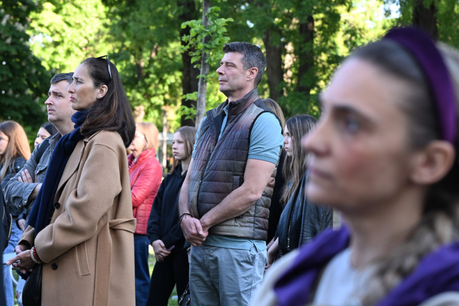 Tašmajdan u tišini završio dan sećanja na žrtve tragedije u "Ribnikaru“ (FOTO/VIDEO)