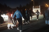 Dok kolone stoje, Srbi igraju kolo: Neverovatne scene sa Evzonija (VIDEO)