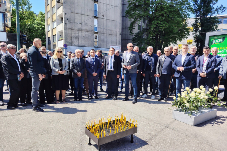 Sraman potez: Cveće za stradale iz Dobrovoljačke brže bolje bacili u smeće (FOTO)