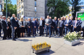 Sraman potez: Cveće za stradale iz Dobrovoljačke brže bolje bacili u smeće (FOTO)