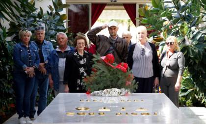 Okupljanje u Kući cveća: Poštovaoci Tita i ove godine odali počast u Beogradu (FOTO)