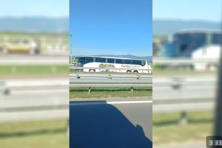 Autobus sleteo sa puta u propust! "Ljudi su brzo počeli da izlaze, svi su bili u šoku" (FOTO)