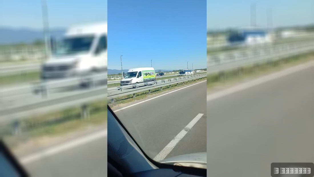 Autobus sleteo sa puta u propust! "Ljudi su brzo počeli da izlaze, svi su bili u šoku" (FOTO)