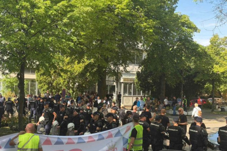 Kula: Opozicija najavila "hiljade" aktivista, a svega dvadesetak ih se okupilo. Poziv bez odziva!