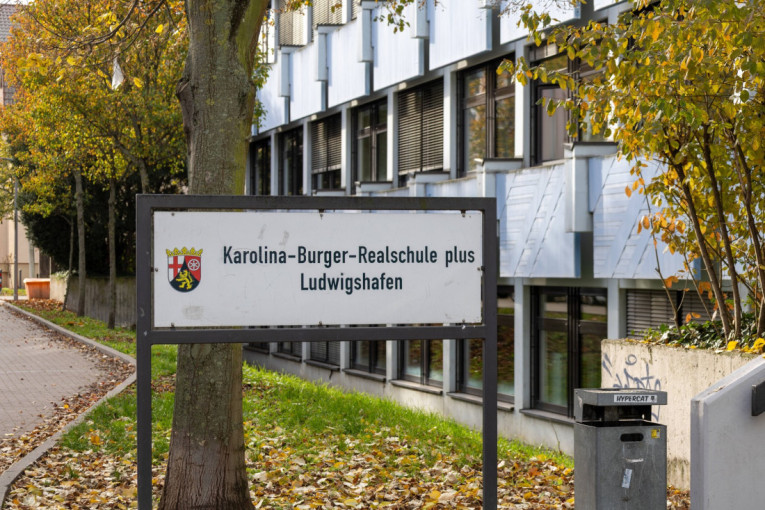 Najopasnija nemačka škola: Policija reaguje svaki dan, 120 prijava, a oni snimaju reklamu