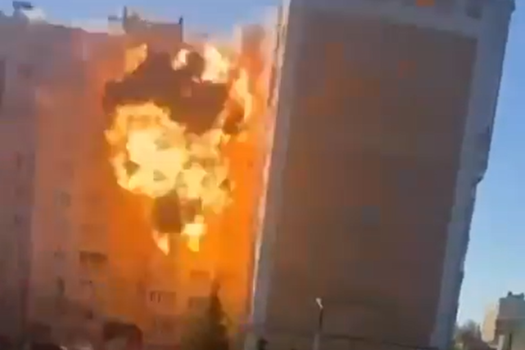 Ukrajinci poslali tri talasa dronova na ruski grad: Detonacije u nekoliko zgrada, a glavna meta nije pogođena (VIDEO)