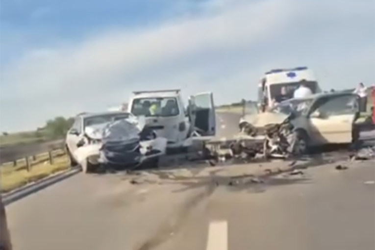 Udes  na Batajničkoj petlji: Vozila demolirana! (VIDEO)