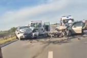 Udes  na Batajničkoj petlji: Vozila demolirana! (VIDEO)