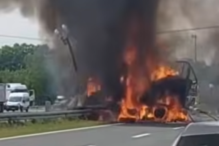 Detalji horora na autoputu! Kamion buknuo u sekundi, vozač ostao zarobljen u vatri!