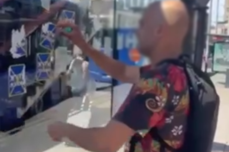 Nasilje blokadera ne prestaje! Muškarac pokazao biber sprej i zapretio neistomišljeniku! (VIDEO)