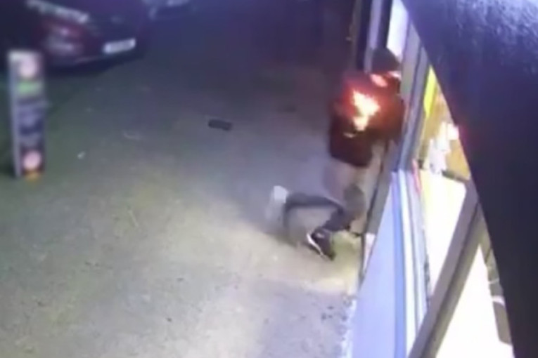 Drama u Beogradu! Zapalili lokal molotovljevim koktelom pa pobegli motorom