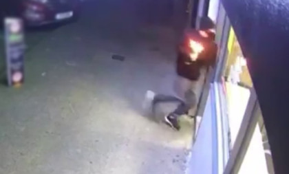 Drama u Beogradu! Zapalili lokal molotovljevim koktelom pa pobegli motorom