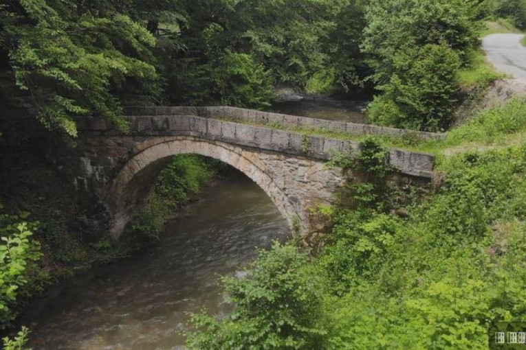 Podno Golije smestio se stari kameni most: Gradili ga Turci pre nekoliko vekova, a on i danas kao nov (FOTO)
