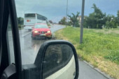 Posle tragedije kod Rume opet vožnja u kontra smeru! Pogledajte snimak sa mosta u Kaću