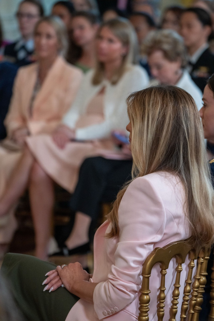 Melanija Tramp je kao i uvek u centru pažnje: Njen fantastičan odabir boja je odličan primer svim damama (FOTO)
