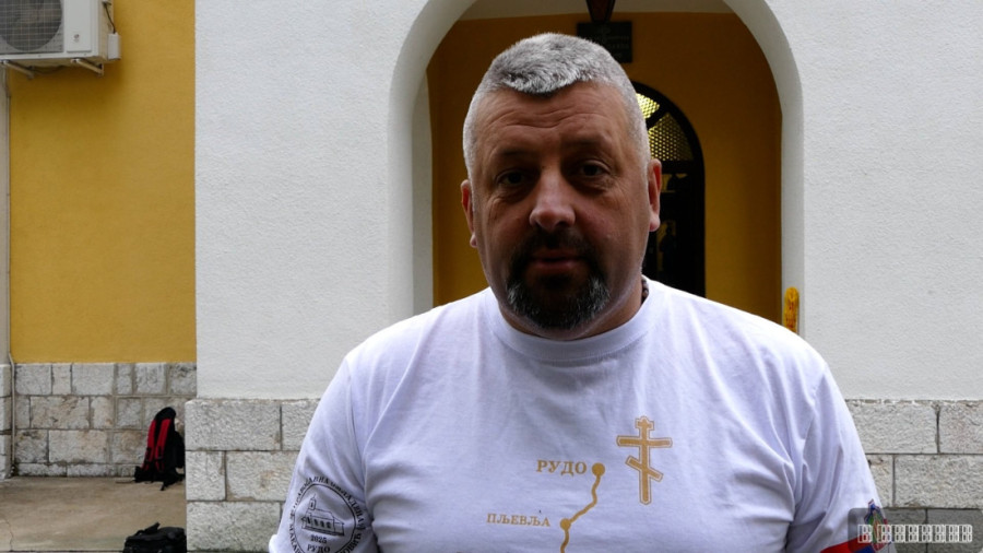 Preko 20 hodočasnika krenulo peške od Rudog do manastira Ostrog: U grupi najviše omladine (FOTO)