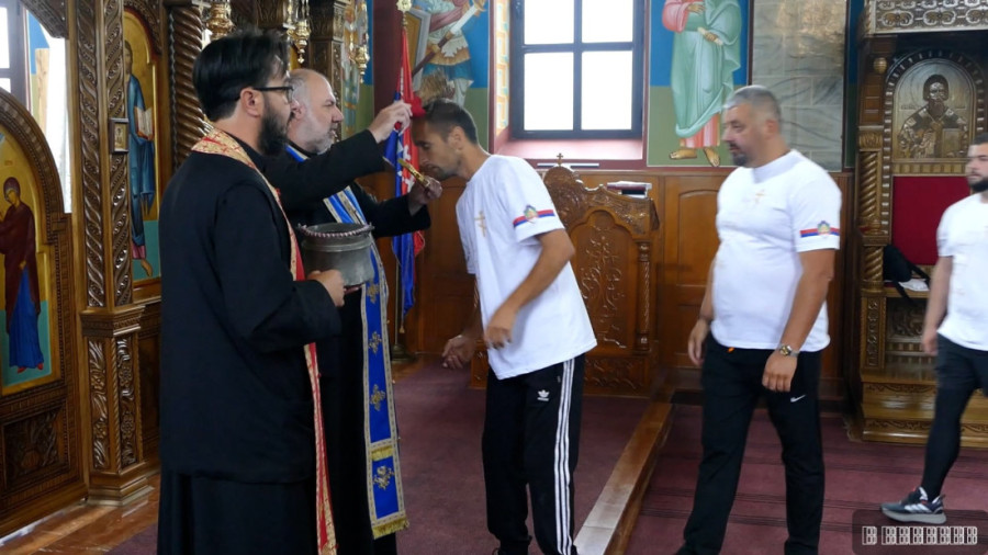 Preko 20 hodočasnika krenulo peške od Rudog do manastira Ostrog: U grupi najviše omladine (FOTO)