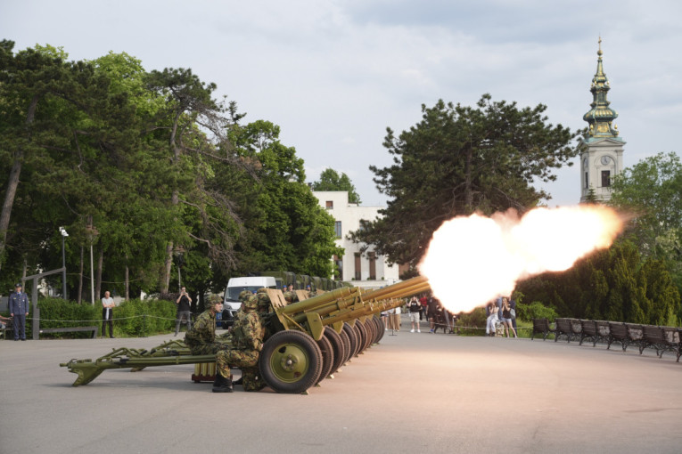 Počasna paljba na Kalemegdanu u čast Dana pobede nad fašizmom (FOTO/VIDEO)