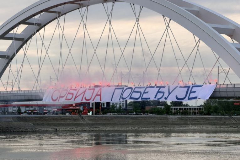 Novi Sad večeras poslao jasnu poruku, Žeželjev most zasijao uz “Srbija pobeđuje”! (FOTO)
