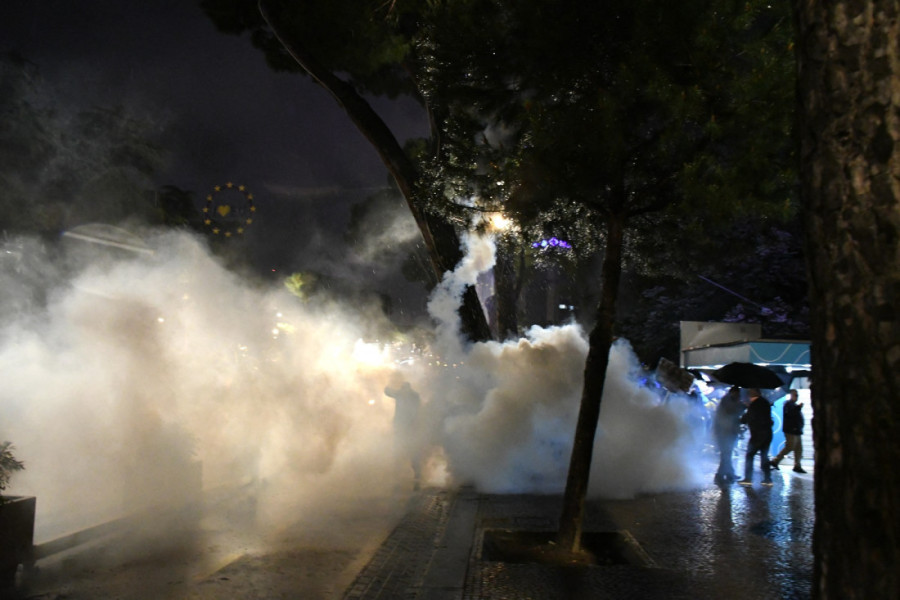 Gori Albanija! Sukob policije i demonstranata eskalirao usred protesta protiv Rame (FOTO)