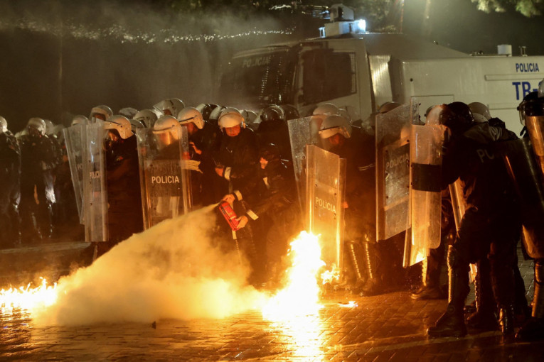 Drama u Albaniji! Sukob policije i demonstranata eskalirao usred protesta protiv Rame (FOTO)