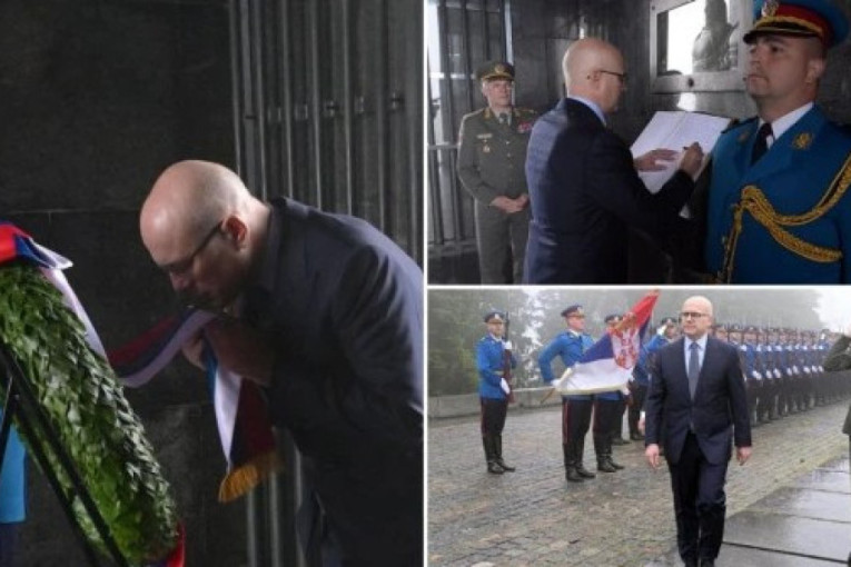 Neka je slava besmrtnim herojima naše Srbije: Lider SNS položio venac na Spomenik Neznanom junaku