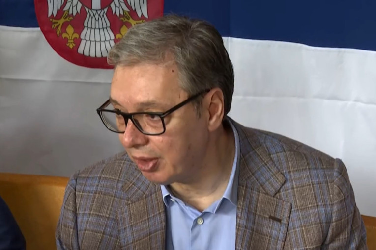 Vučić u Batrovcima: Ljudima su potrebni putevi i vodovodi, stižu mašine (VIDEO)