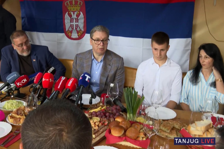 Vučić u Batrovcima: Ljudima su potrebni putevi i vodovodi, stižu mašine (VIDEO)