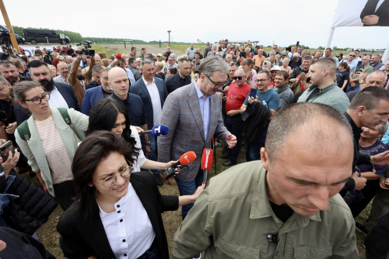 Vučić poručio narodu u Šidu: Pred nama su odlučujući izbori (FOTO/VIDEO)