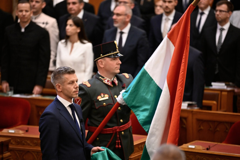 Peter Mađar zvanično postao premijer Mađarske: Na parlamentu se već vidi prva promena, vijori se na vetru (VIDEO/FOTO)