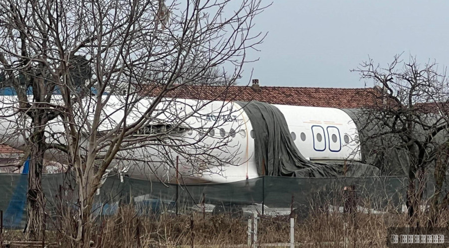 Građani u čudu gledaju avion parkiran na livadi: Iza svega krije se velika ideja! (FOTO)
