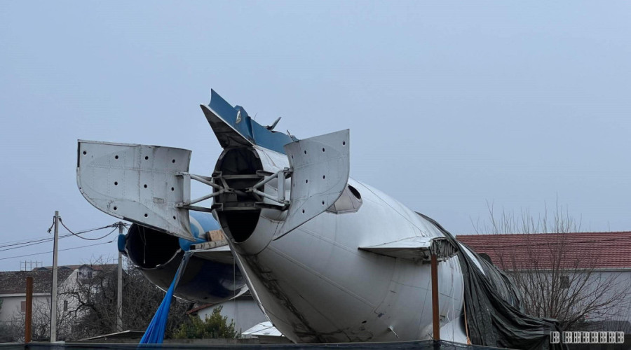 Građani u čudu gledaju avion parkiran na livadi: Iza svega krije se velika ideja! (FOTO)