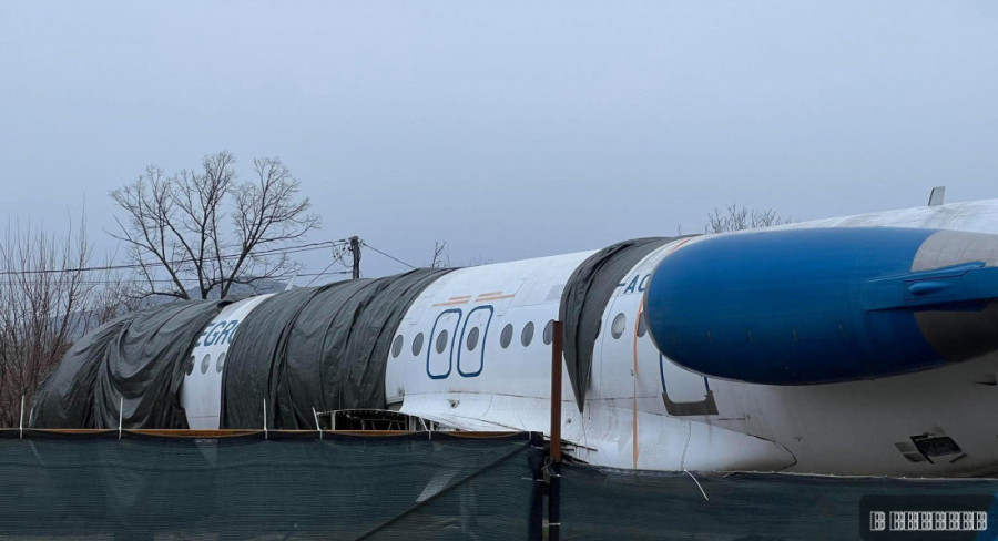 Građani u čudu gledaju avion parkiran na livadi: Iza svega krije se velika ideja! (FOTO)