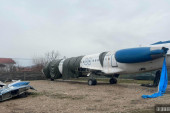 Građani u čudu gledaju avion parkiran na livadi: Iza svega krije se velika ideja! (FOTO)