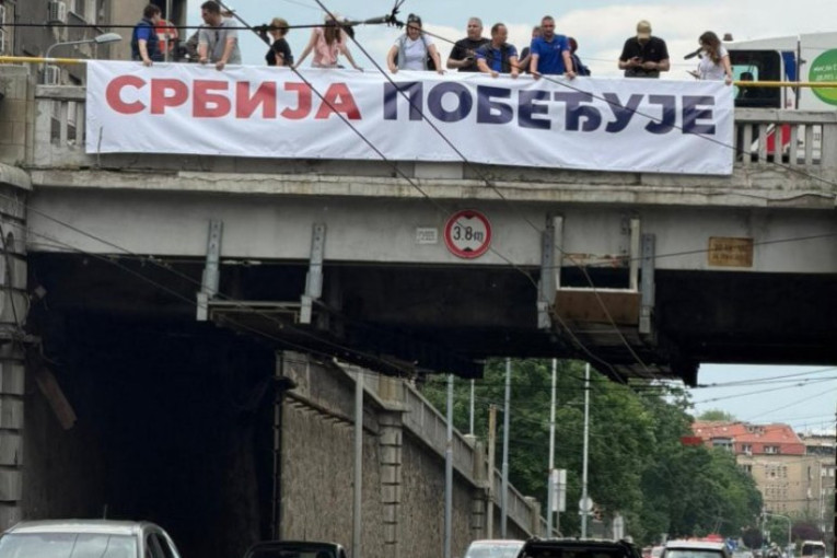 Drhti blokaderska mreža! Srbija ustala za mir, narod preplavio ulice porukom "Srbija pobeđuje" (FOTO/VIDEO)