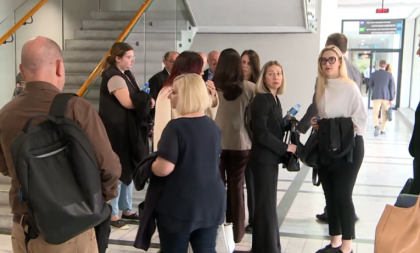 Roditelji dece ubijene u "Ribnikaru" došli u Palatu pravde: Nastavlja se suđenje Kecmanovićima! (VIDEO)