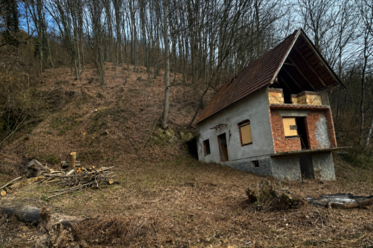 „Bolje da naginje nazad nego napred“: Oglas za vikendicu postao hit dana
