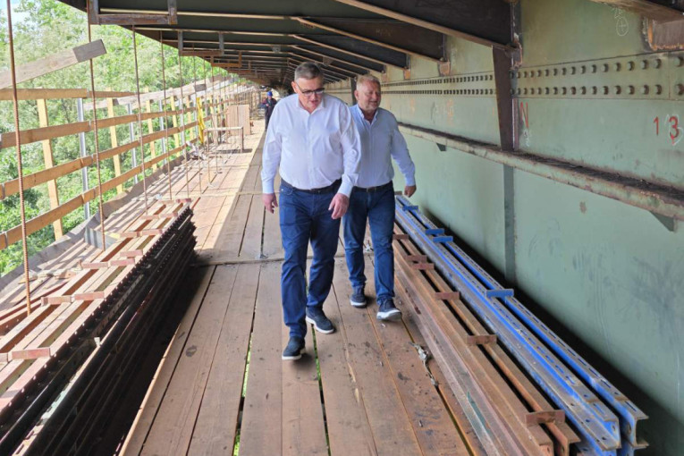 Kovinski most dobija novo lice: Drobnjak obišao radove - Ugrađuje se 500 tona čelika, menja se i rasveta (FOTO)