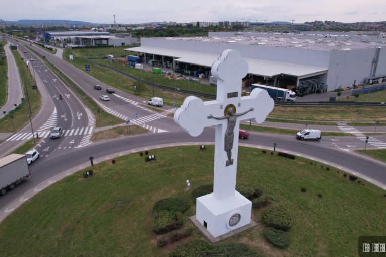 Dugačka trobojka i stotine vernika: Prijepolje svečano obeležilo hramovnu slavu i Svetog Vasilija Ostroškog - prelepe slike (FOTO)