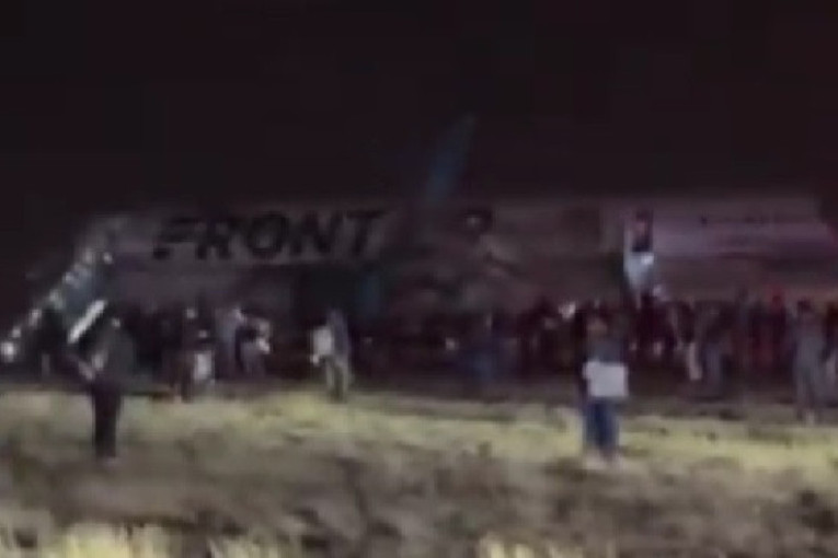 Stravične scene u Denveru! Motor aviona usisao muškarca, izbila panika među putnicima (VIDEO)