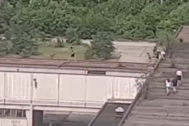 Drama na Novom Beogradu! Dečak propao kroz krov napuštene fabrike! Pojavio se i snimak (VIDEO)