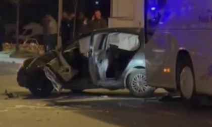 Drama u Nišu! Autobus sleteo s puta i zakucao se u drvo, vozaču navodno pozlilo!