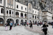 Sveštenik zanemeo! Evo šta je mladić uneo kod moštiju Svetog Vasilija Ostroškog