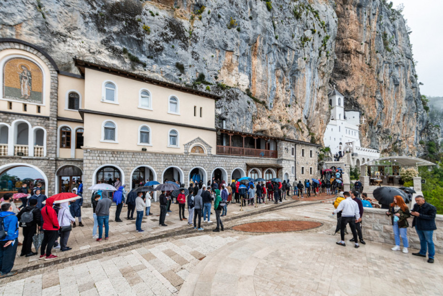 Najveća zabluda pod Ostrogom: Mnogi vernici ovo rade kada dođu pred mošti Svetog Vasilija, a suština je drugačija