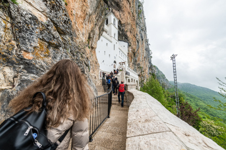 Najveća zabluda pod Ostrogom: Mnogi vernici ovo rade kada dođu pred mošti Svetog Vasilija, a suština je drugačija